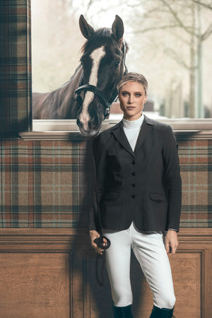 Veste de concours Pikeur Isalie Turnier, coloris smoky brown, en situation