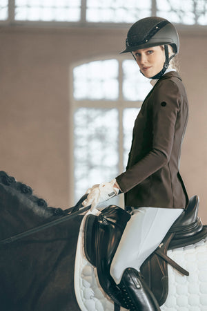 Veste de concours Pikeur Isalie Turnier, coloris smoky brown, en situation