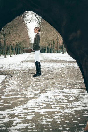 Veste de concours Pikeur Isalie Turnier, coloris smoky brown, en situation