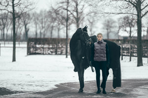 Pikeur QUILTED VEST gilet d'équitation, coloris basalt grey, en situation