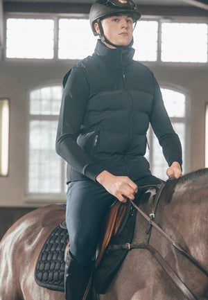 Pikeur QUILTED VEST gilet d'équitation, coloris noir, en situation