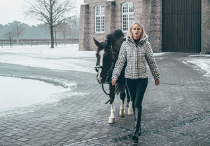 Pikeur QUILTED JACKET veste d'équitation, coloris soft cream, en situation