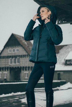 Pikeur WATERPROOF JACKET veste d'équitation, coloris pine green, en situation