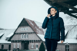 Pikeur WATERPROOF JACKET veste d'équitation, coloris pine green, en situation