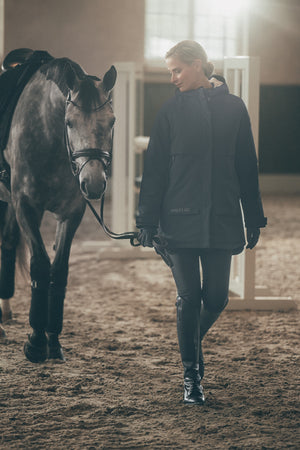 Pikeur WATERPROOF PARKA veste d'équitation, coloris nightblue, en situation