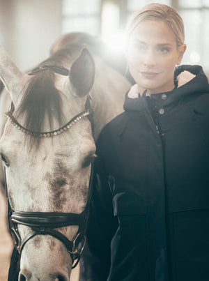 Pikeur WATERPROOF PARKA veste d'équitation, coloris nightblue, en situation