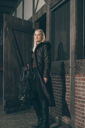 Pikeur QUILTDIAMOND COAT manteau d'équitation, coloris chocolate brown, en situation