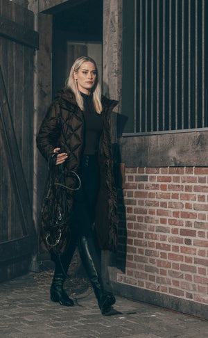 Pikeur QUILTDIAMOND COAT manteau d'équitation, coloris chocolate brown, en situation