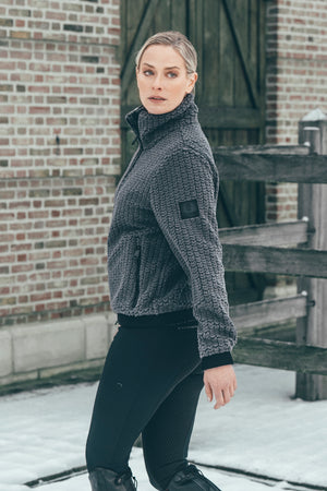 Pikeur Veste polaire VELVETKNIT, coloris basalt grey, en situation