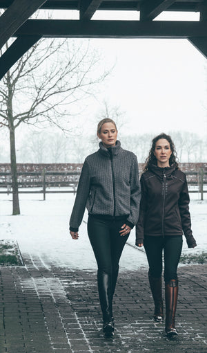 Pikeur Veste polaire VELVETKNIT, coloris basalt grey, en situation