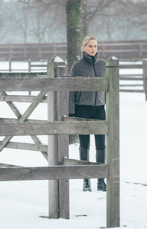Pikeur Veste polaire VELVETKNIT, coloris basalt grey, en situation