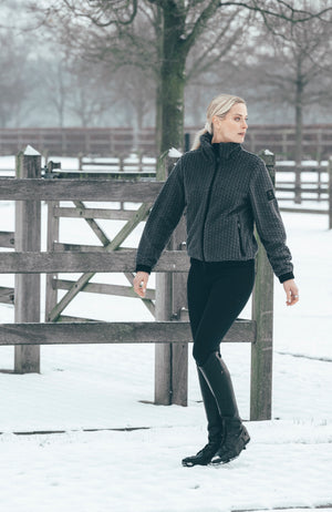 Pikeur Veste polaire VELVETKNIT, coloris basalt grey, en situation