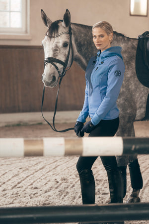 Pikeur THERMO FLEECE veste polaire, coloris electric blue, en situation
