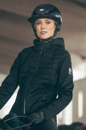 Veste polaire softshell Pikeur Quiltshield Fleece, coloris noir, portée en situation