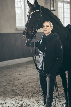 Veste polaire softshell Pikeur Quiltshield Fleece, coloris noir, portée en situation