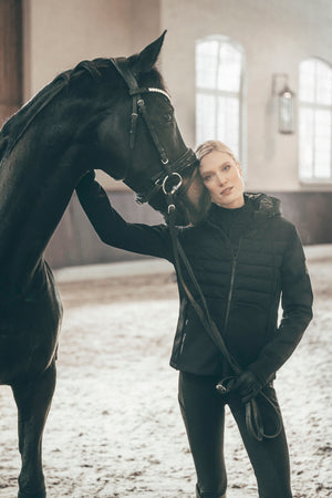 Veste polaire softshell Pikeur Quiltshield Fleece, coloris noir, portée en situation