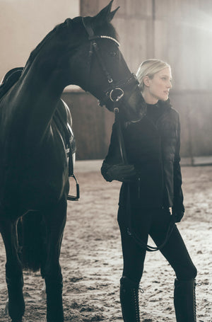 Veste polaire softshell Pikeur Quiltshield Fleece, coloris noir, portée en situation