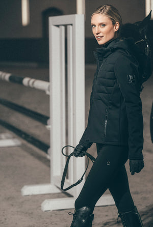 Veste polaire softshell Pikeur Quiltshield Fleece, coloris noir, portée en situation