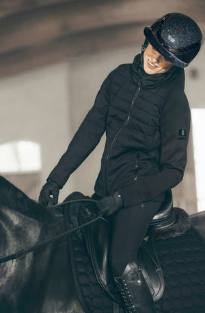 Veste polaire softshell Pikeur Quiltshield Fleece, coloris noir, portée en situation