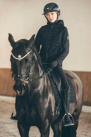 Veste polaire softshell Pikeur Quiltshield Fleece, coloris noir, portée en situation
