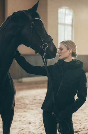 Veste polaire softshell Pikeur Quiltshield Fleece, coloris noir, portée en situation
