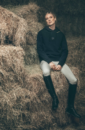 Pikeur HOODY sweat d'équitation, coloris nightblue, en situation