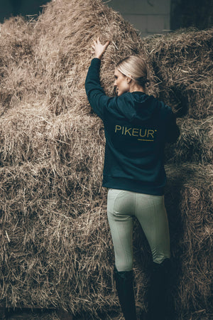 Pikeur HOODY sweat d'équitation, coloris nightblue, en situation