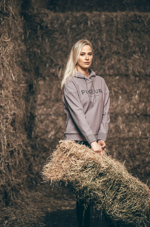 Pikeur PLUSHLUXE HOODY sweat d'équitation, coloris ash mauve, en situation