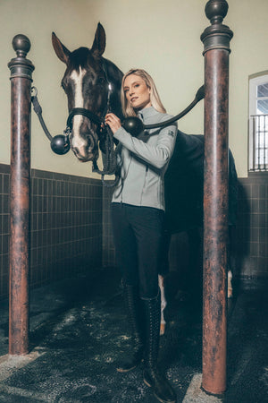 Pikeur FLEECE JACKET veste polaire, coloris dusty blue, en situation