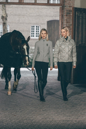 Pikeur QUILTED JACKET veste d'équitation, coloris soft cream, en situation