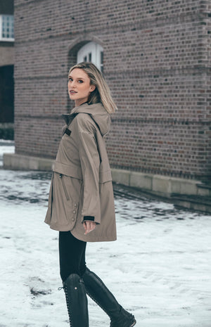 Pikeur RAINZIP CAPE cape imperméable, coloris mocha cream, en situation