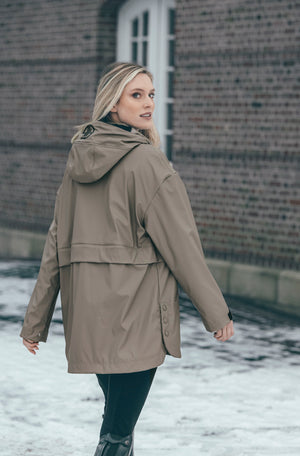 Pikeur RAINZIP CAPE cape imperméable, coloris mocha cream, en situation
