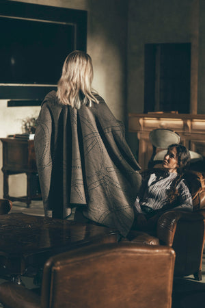 Pikeur CAPE cape imperméable, coloris mocha cream, en situation
