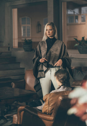 Pikeur CAPE cape imperméable, coloris mocha cream, en situation