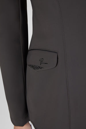 Veste de concours Pikeur Isalie Turnier, coloris smoky brown, portée détail