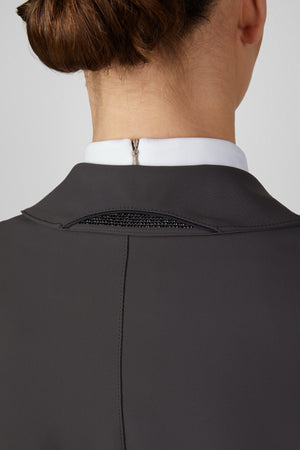Veste de concours Pikeur Isalie Turnier, coloris smoky brown, portée détail