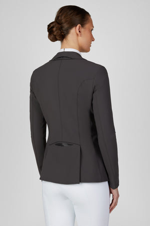 Veste de concours Pikeur Isalie Turnier, coloris smoky brown, portée vue de dos