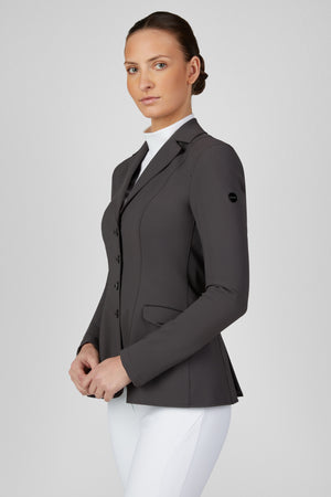 Veste de concours Pikeur Isalie Turnier, coloris smoky brown, portée vue de face