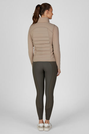 Pikeur QUILTED FLEXVEST gilet d'équitation, coloris mocha cream, porté vue de dos