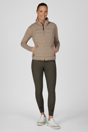 Pikeur QUILTED FLEXVEST gilet d'équitation, coloris mocha cream, porté vue de face