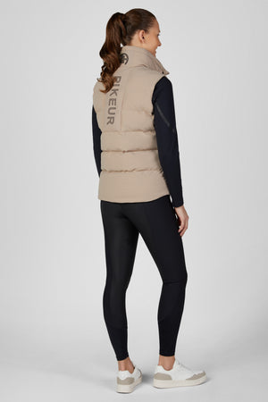Pikeur QUILTED VEST gilet d'équitation, coloris mocha cream, porté vue de dos