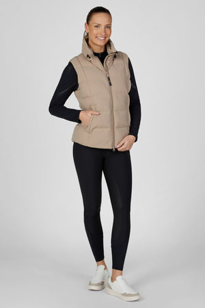Pikeur QUILTED VEST gilet d'équitation, coloris mocha cream, porté vue de face