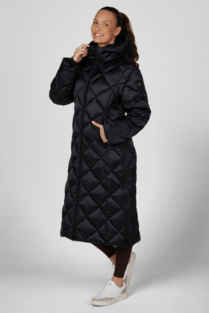 Pikeur QUILTDIAMOND COAT manteau d'équitation, coloris noir, porté vue de face