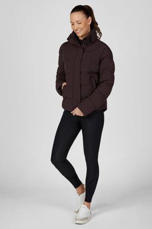 Pikeur QUILTED JACKET veste d'équitation, coloris chocolate brown, porté vue de face