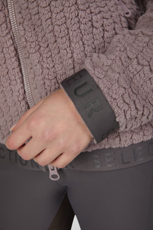 Pikeur Veste polaire VELVETKNIT, coloris ash mauve, porté, détail