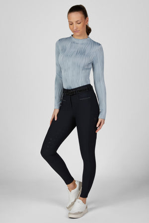 Pikeur Haut manches longues WAVELINE, coloris DUSTY BLUE, porté vue de face