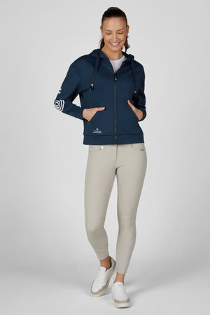 Pikeur ZIP HOODY sweat d'équitation, coloris pine green, porté vue de face