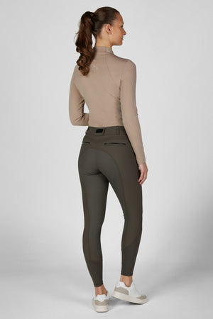Pikeur ROLLNECK sous-pull technique, coloris mocha cream, porté vue de dos