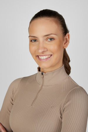Pikeur 3D KNIT SHIRT polo de concours, coloris mocha cream, porté, détail