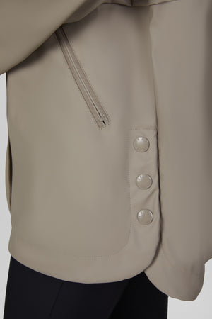 Pikeur RAINZIP CAPE cape imperméable, coloris mocha cream, porté, détail